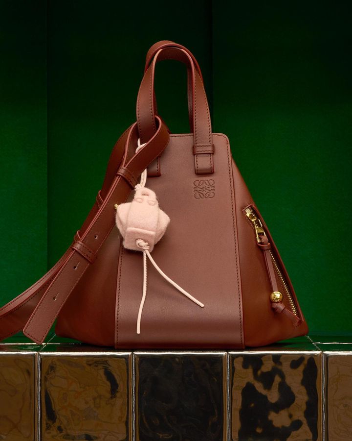 画像: 「ハンモック スモール」￥437,800、「ハンモック チャーム」￥79,200 出典：「ロエベ クラフテッド・ワールド展 クラフトが紡ぐ世界」