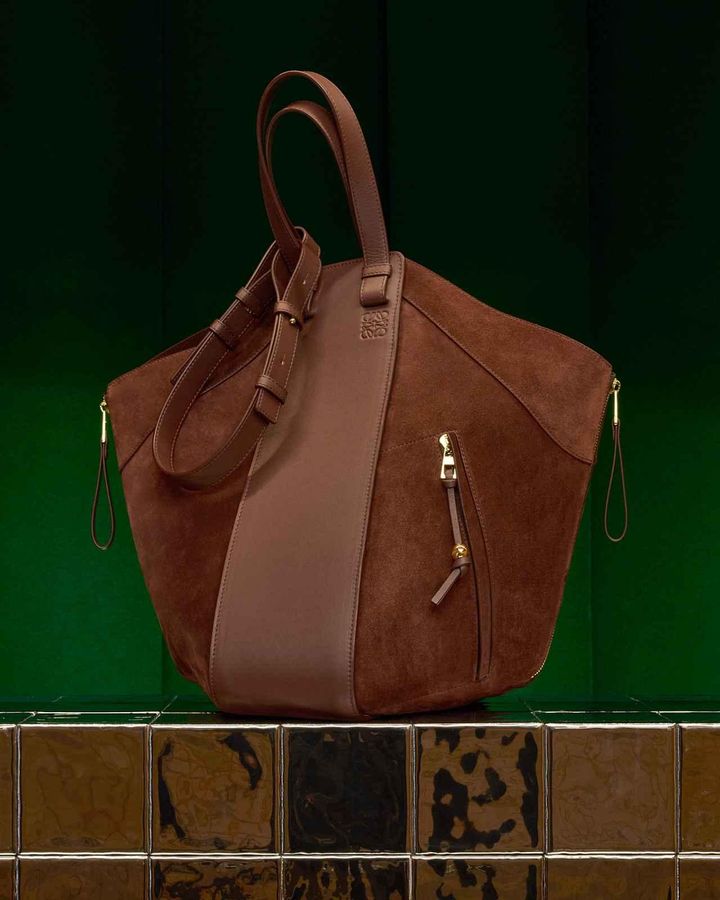 画像: 「ハンモック トート」￥506,000 出典：「ロエベ クラフテッド・ワールド展 クラフトが紡ぐ世界」