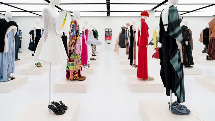 画像: 「ロエベ クラフテッド・ワールド」展で展示されているアーカイブの数々 出典：「ロエベ クラフテッド・ワールド展 クラフトが紡ぐ世界」