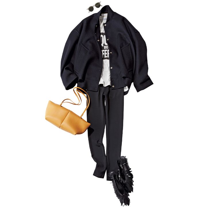 ネイビージャケットとキャメルバッグのコーデ