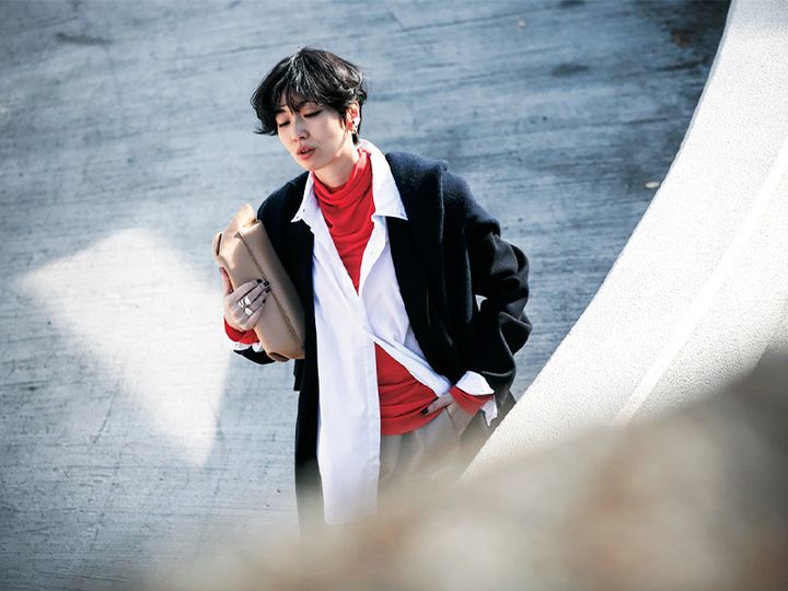 ネイビーアウターに赤のタートルネックを合わせたコーデ