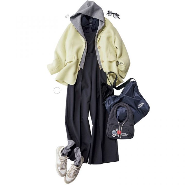 ネイビーのオールインワンとパステルイエローのジャケットコーデ