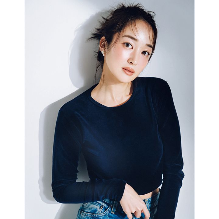 ネイビートップスとベージュリップのメイク