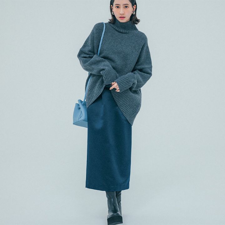 グレーニットとネイビーの光沢スカートのコーデ