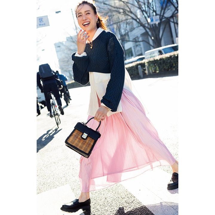 ネイビーのクロップドニットとピンクスカートのコーデ