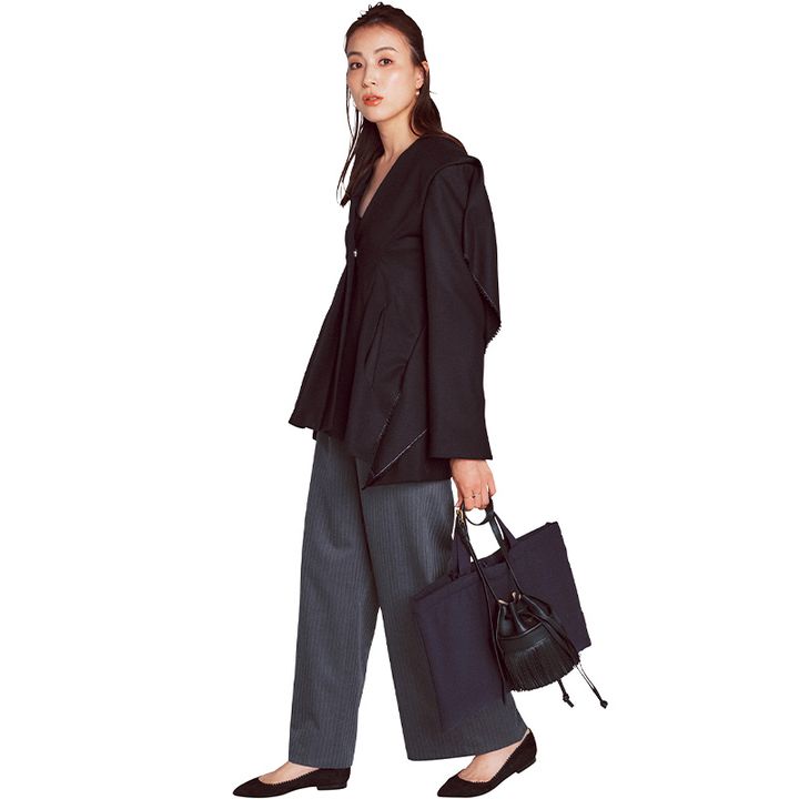 ネイビーブラウスとグレーパンツのコーデ