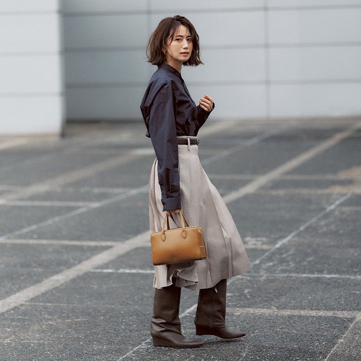 ネイビーシャツにベージュスカートと茶色ブーツのコーデ