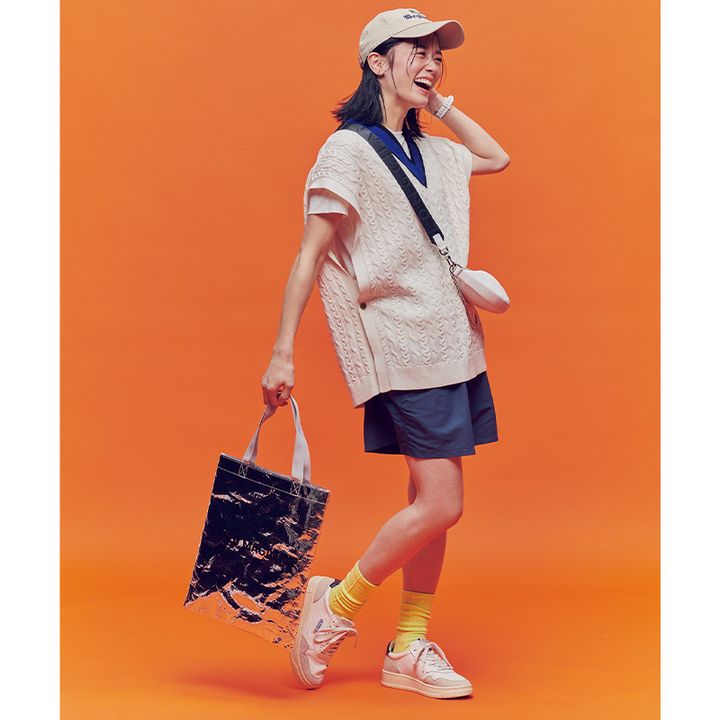 ベージュベストとネイビーハーフパンツのコーデ