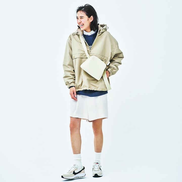 ベージュのかぶりアウターとネイビースエットのコーデ