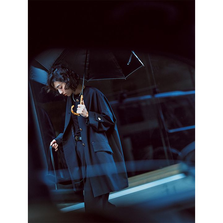 ネイビーアウターと黒パンツのコーデ