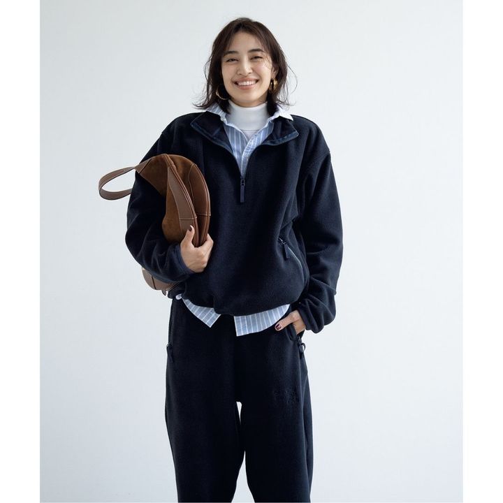 ネイビーのハーフジップに水色シャツをインしたコーデ