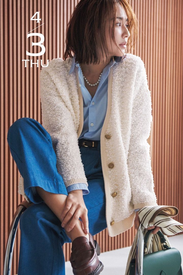 ブルーのシャツとデニムにツイード見えする素材のカーディガンを羽織ったコーデ