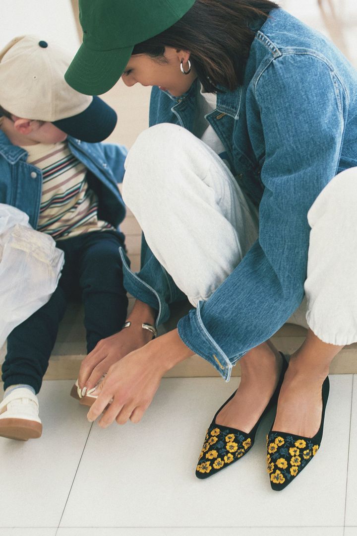 キャップとGジャンとスウェットパンツのカジュアルコーデに刺繍の入った華やかなぺたんこ靴を合わせたコーデ