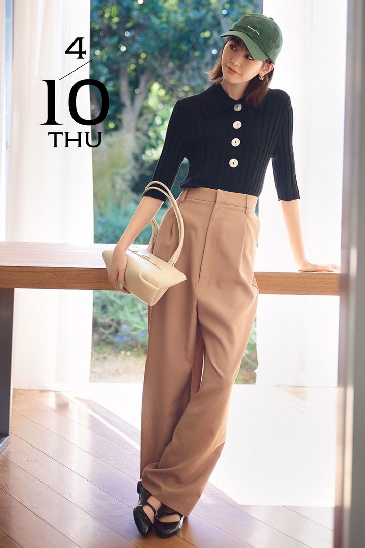 大きなボタンが特徴のポロニットにブラウンのタックパンツを穿いてキャップを被った桐谷美玲さん