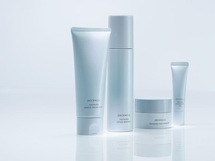 画像: 「ディセンシア つつむ フェイスクリーム しっとり」「ディセンシア つつむ フェイスクリーム R1 とてもしっとり」各30g ￥3,300、リフィル 30g ￥3,135 出典：ディセンシア