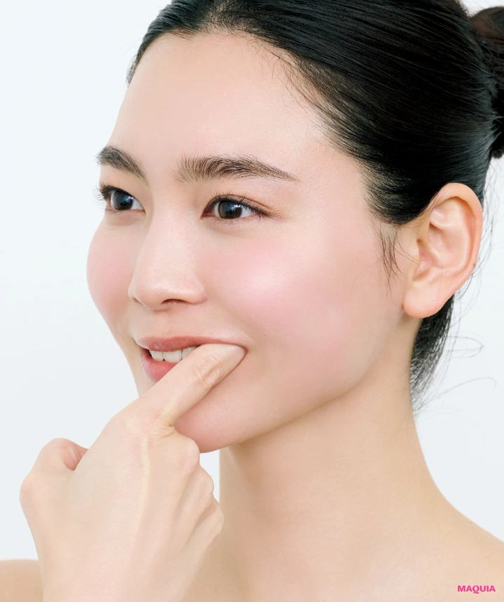 むくみ・たるみ・二重あご、“朝イチの疲れ顔”を救う1分メソッド。モデルも使う小顔テクニックも_11