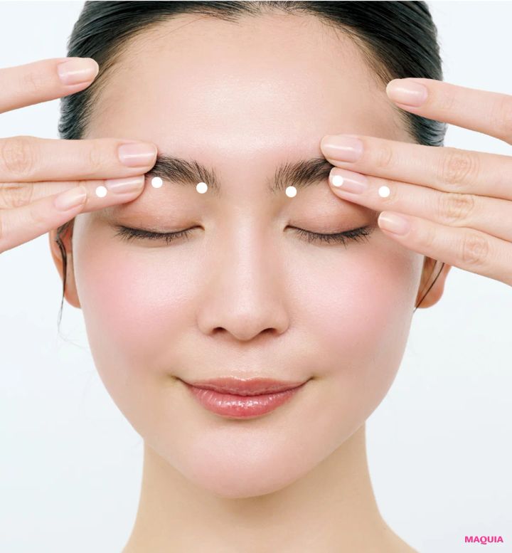 むくみ・たるみ・二重あご、“朝イチの疲れ顔”を救う1分メソッド。モデルも使う小顔テクニックも_7