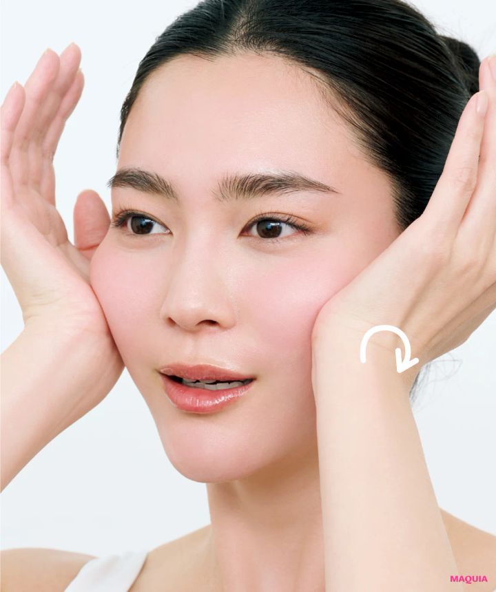 むくみ・たるみ・二重あご、“朝イチの疲れ顔”を救う1分メソッド。モデルも使う小顔テクニックも_13