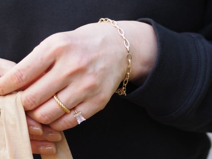 モルガナイトとゴールドのアクセサリー