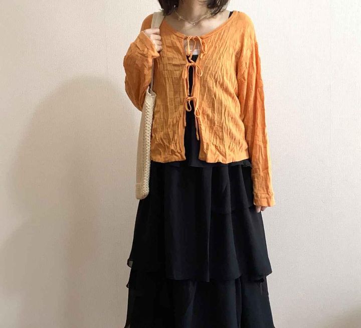 画像: オレンジカーディガン ✕ 黒ワンピース