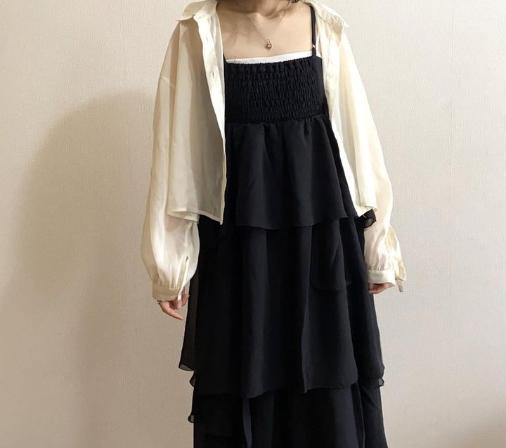 画像: シフォントップス ✕ 黒ワンピース