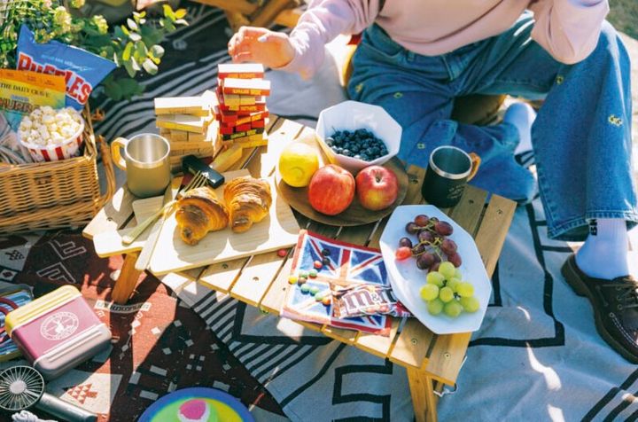 CSクラシックス FDローテーブル¥6,490、モンテ ダブルステンマグカップ350各¥1,628、蚊取り線香スタンドケース¥1,408（すべてキャプテンスタッグ）