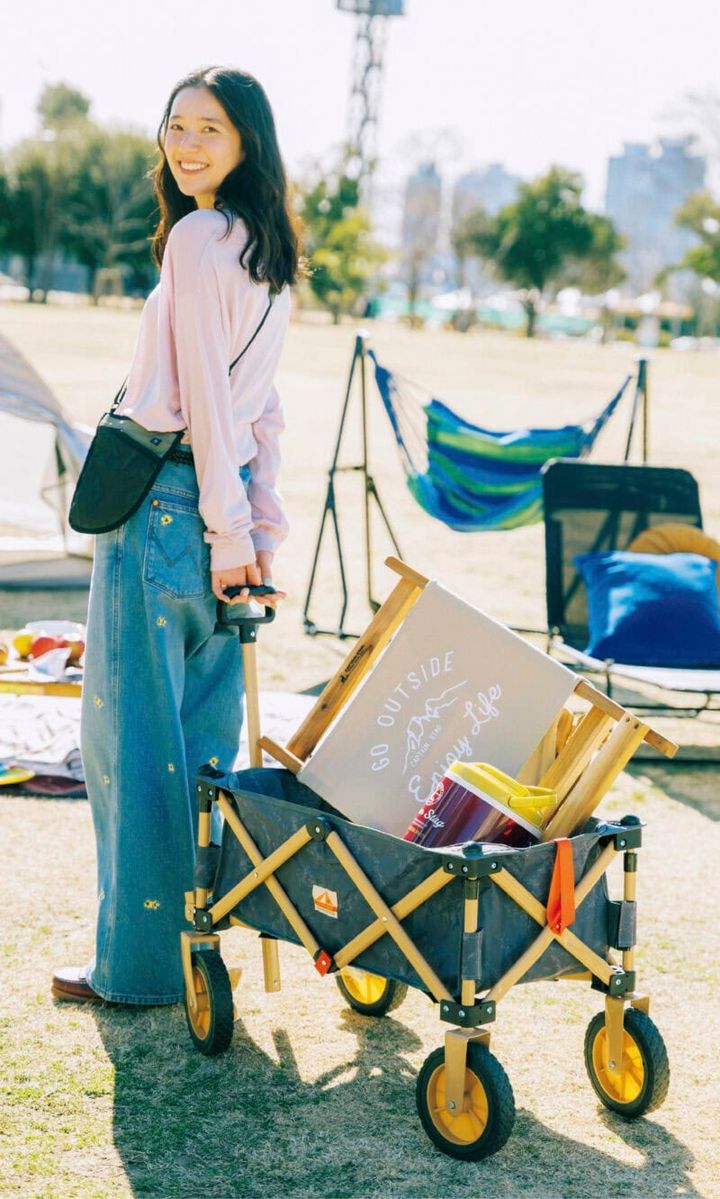 キャンプアウト コンパクト4輪キャリー¥19,800、モンテ ロースタイルチェア¥10,780（すべてキャプテンスタッグ）