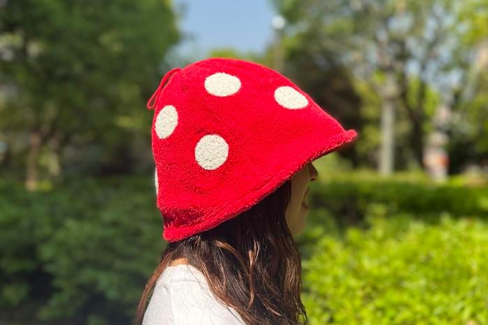 DODのムッシュ・キノコのツバが長い方を前にして被った様子