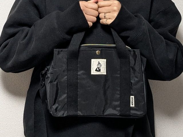 ムーミンショルダーバッグ手に持ったところ