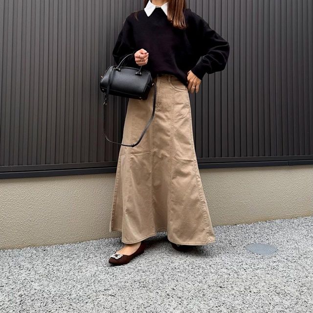 スムースコットンクルーネックセーター×GUのベージュの「フレアマキシスカート」