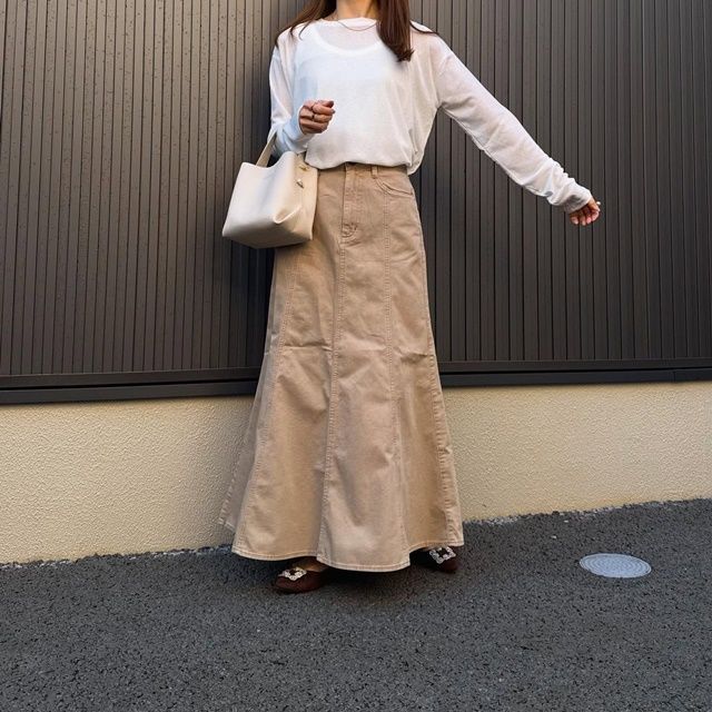 シアートップス×GUのベージュの「フレアマキシスカート」