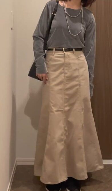 ベロアトップス×GUのベージュの「フレアマキシスカート」