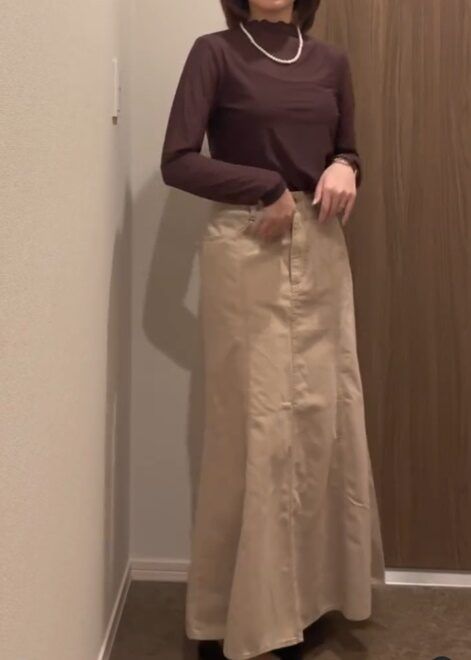 シアーボトルネックT×GUのベージュの「フレアマキシスカート」