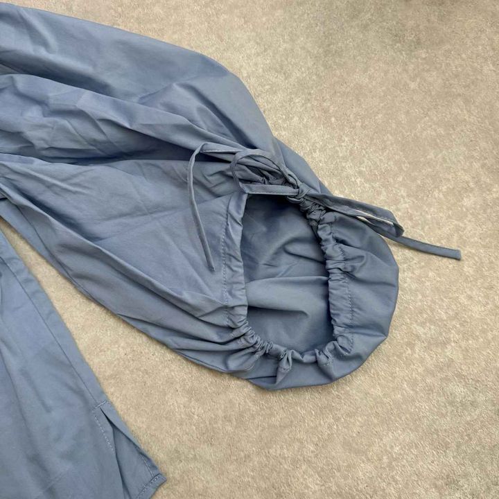 画像: 袖を絞れる