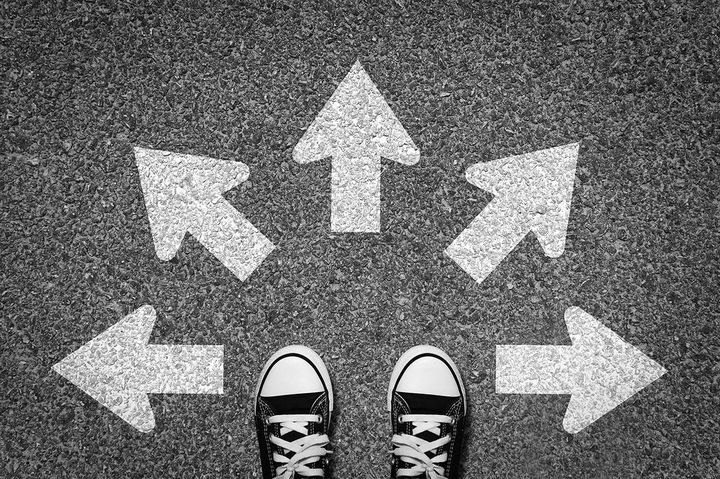 足元に描かれた、いろいろな方向を示す矢印