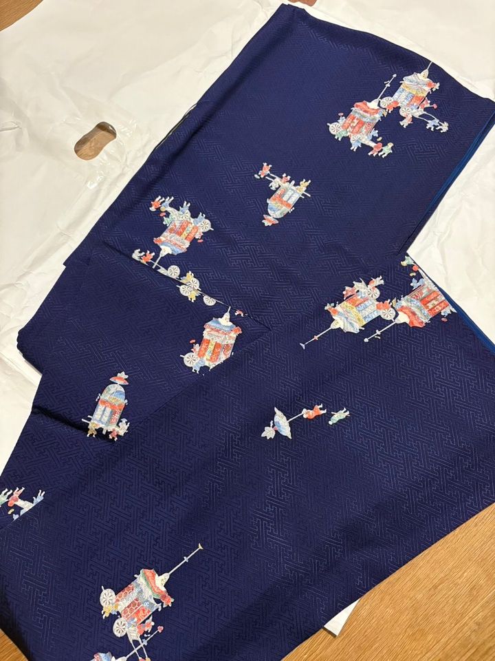 濃紺の生地に、祇園祭の鉾柄あしらわれた一着。