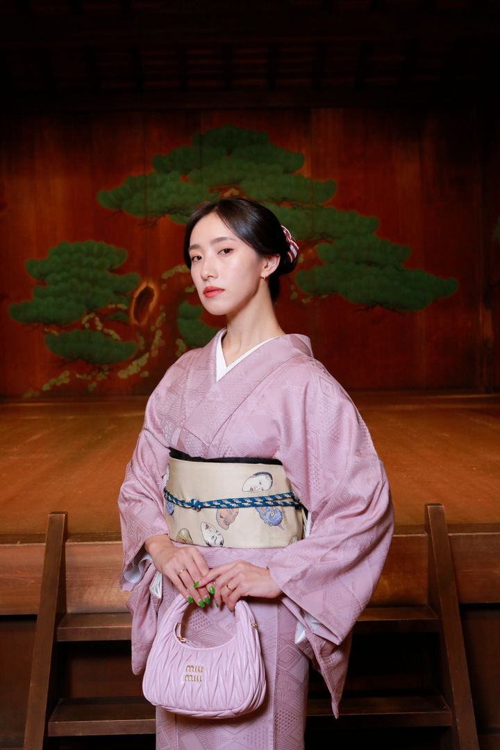 「ミュウミュウ（MIU MIU）のイベントにて、能を観劇した時のスタイリングです。能面柄の洒落袋帯と、ミュウミュウのスカーフをヘアスタイリングに使用した所がポイントです」
