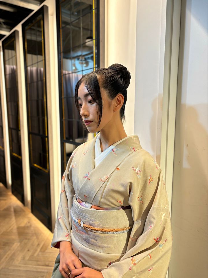「小さな鳥が全面的に羽ばたいてる訪問着なので、雲柄の帯を合わせて大空をイメージしています。モダンなヘアアレンジをすればファッション系のパーティーにも着物は良く合います」