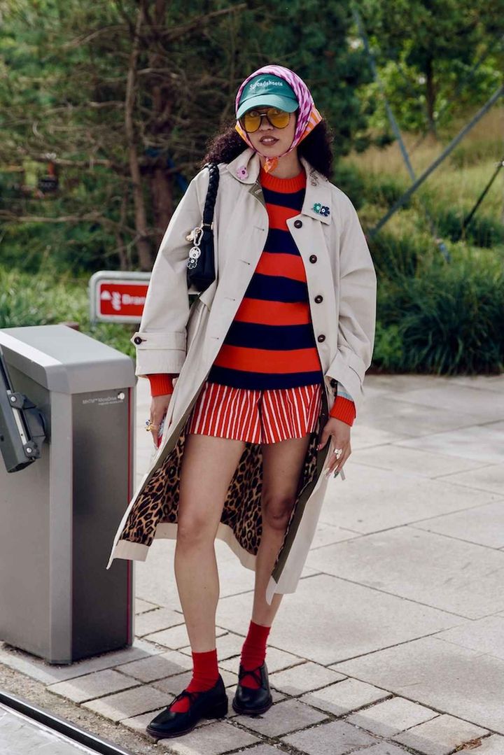 画像: 王道トレンチをキャップ × スカーフで格上げ