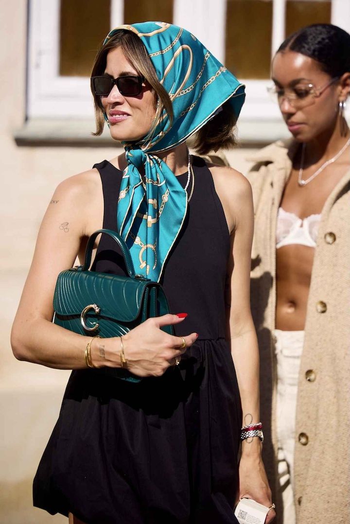 画像: 華やかオーラを添える真知子巻きが素敵♡