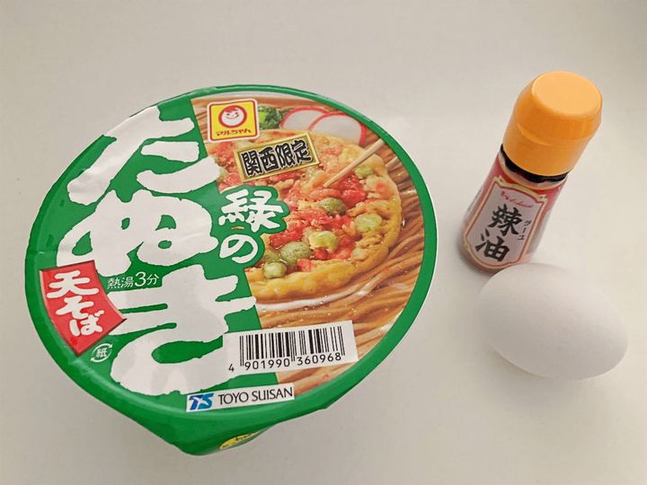 緑のたぬき卵油そばの材料