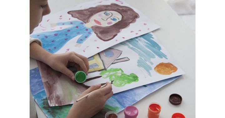 絵の具を使って絵を描く子ども