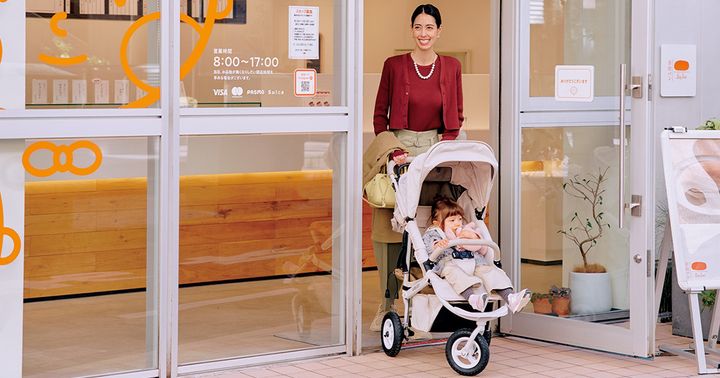 森泉さんがカートを押しながら吉田パン 亀有本店から出てくる様子