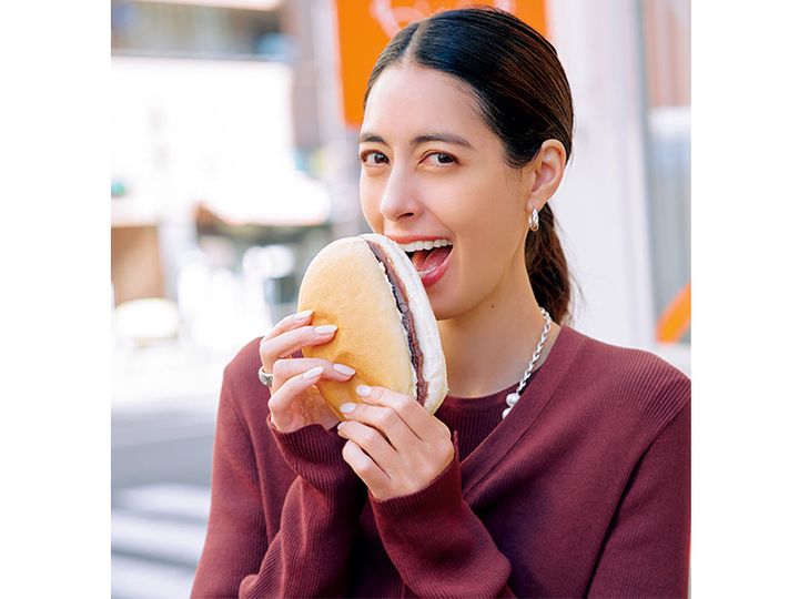 コッペパンを頬張る森泉さん