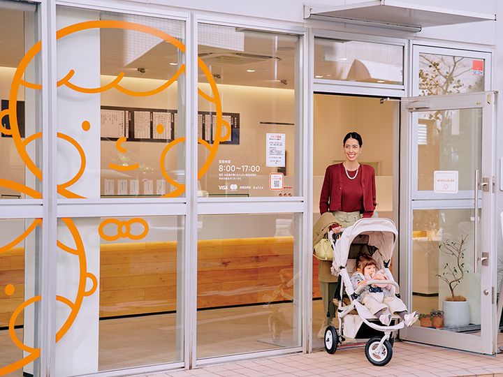 吉田パン 亀有本店の外観は白を基調としたガラス張りで明るい印象