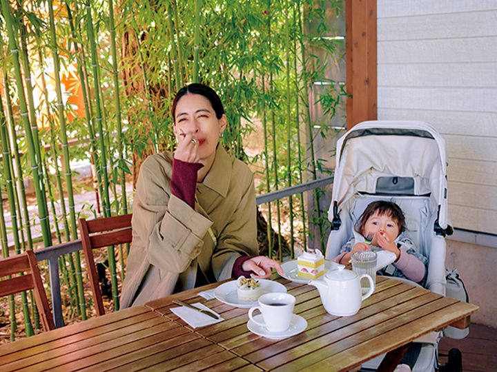 テラス席でくつろぐ森泉さんと子ども