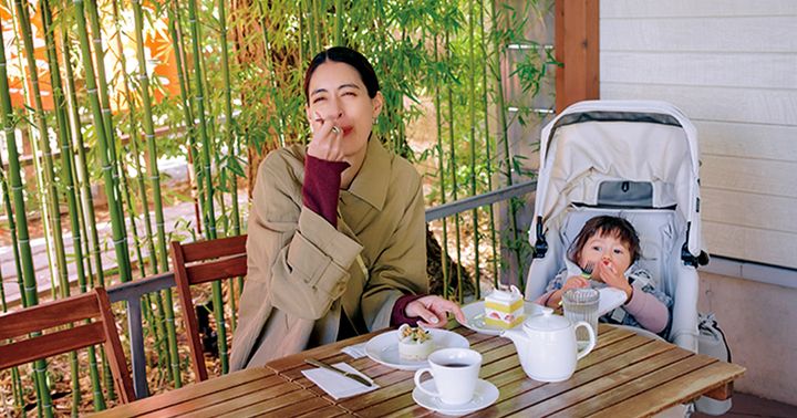 美味しそうにケーキを頬張る森泉さんとカートでもぐもぐする子ども