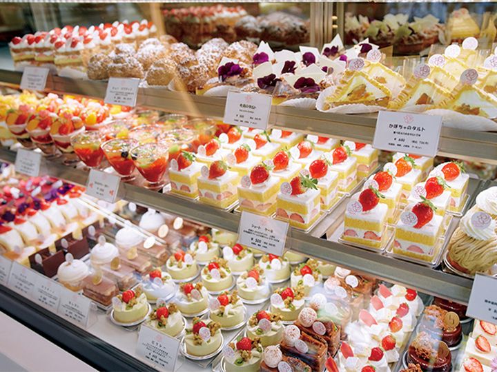 たくさんのケーキがずらりと並ぶ