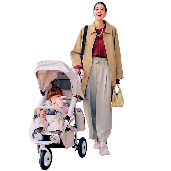 カートを押す森泉さんのファッション