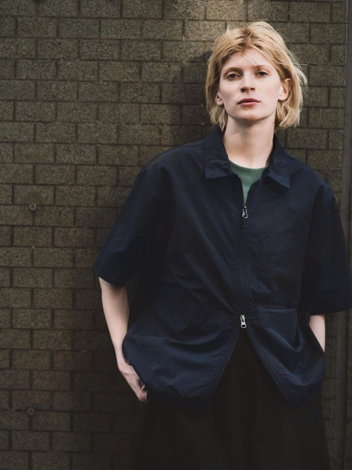 画像: ウォーターリパレントタスランナイロンシャツ￥27,500 jpn.mizuno.com